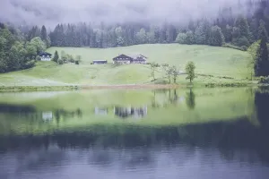 Pasażer w samolocie z poduszką, kocem i wodą, przygotowany na długi lot w komfortowej, spokojnej kabinie